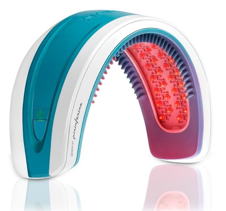 Mulher escovando cabelo